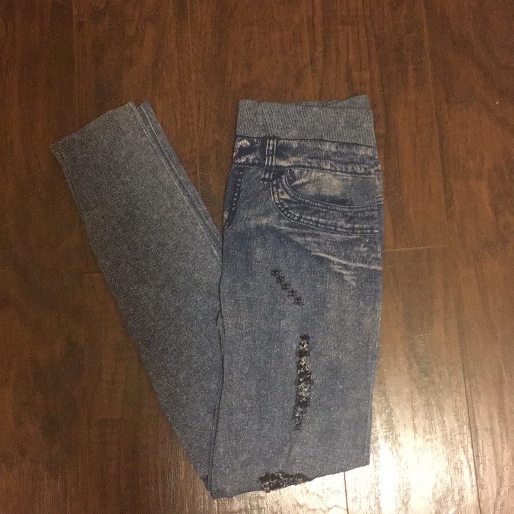 Leggings with holes on the legs
